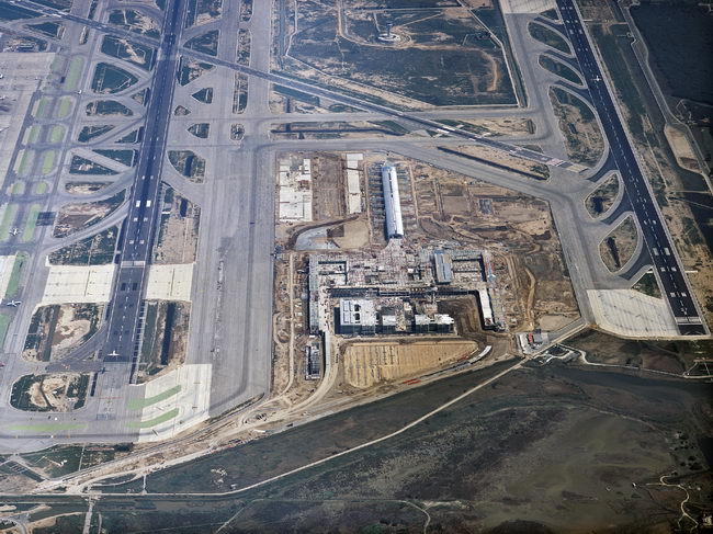 Fotografia aèria de les obres de la nova terminal de l'aeroport del Prat (Juliol 2007)